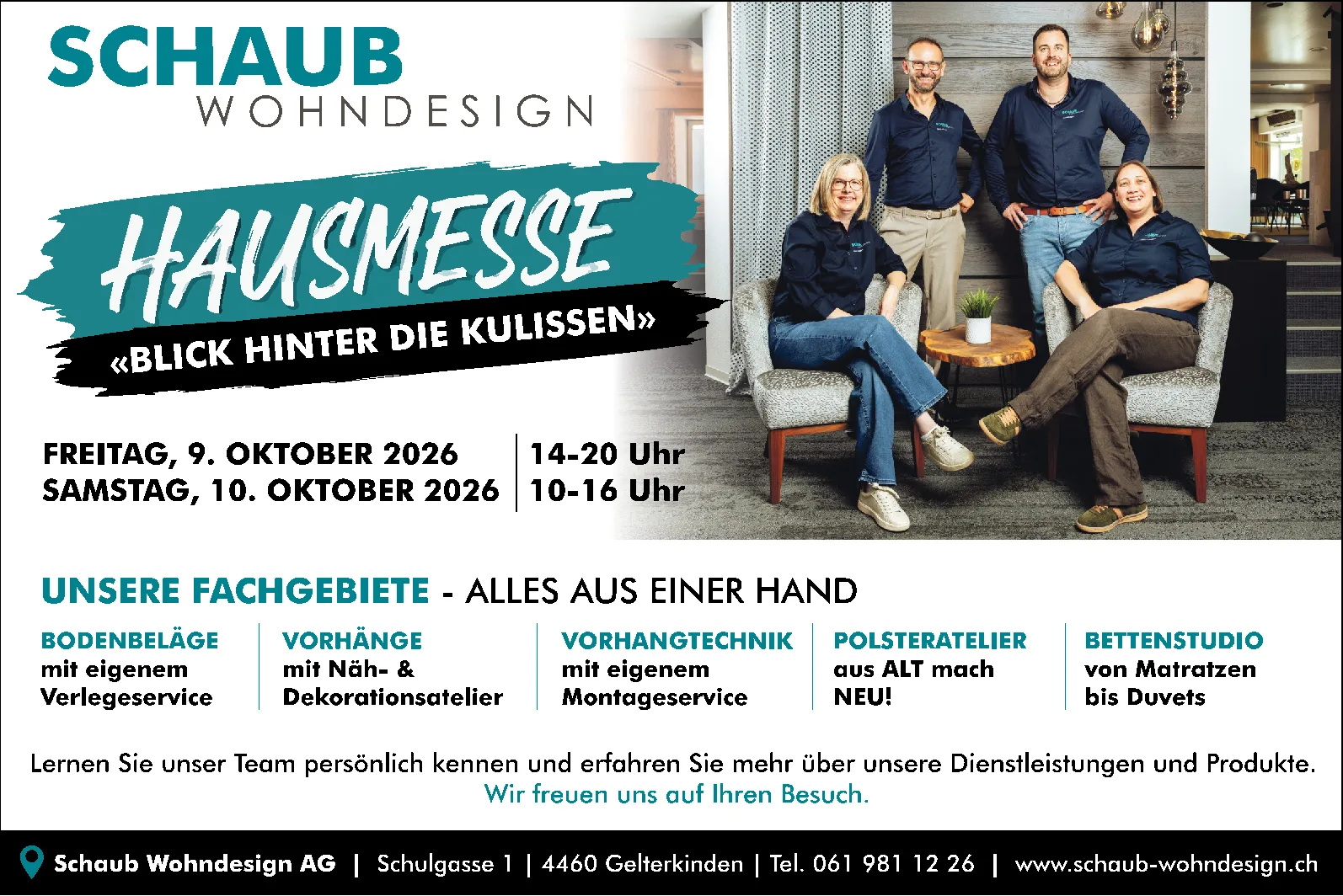 Vier Mitarbeitende von Schaub Wohndesign posieren lächelnd auf und um Polstersesseln in einem Wohnstudio.
