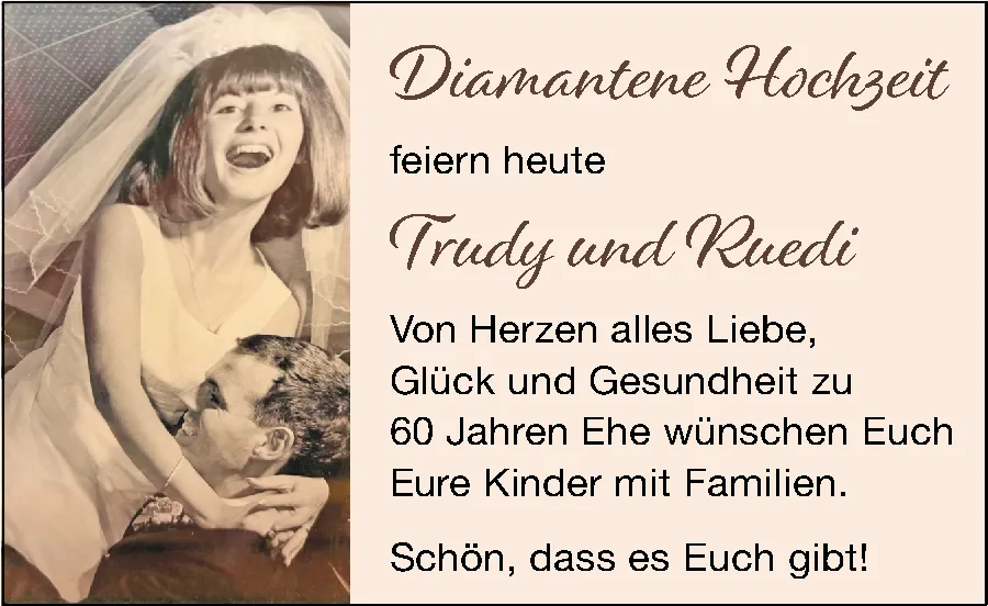 Ein altes Hochzeitsfoto zeigt eine lachende Braut mit Schleier neben ihrem Bräutigam.