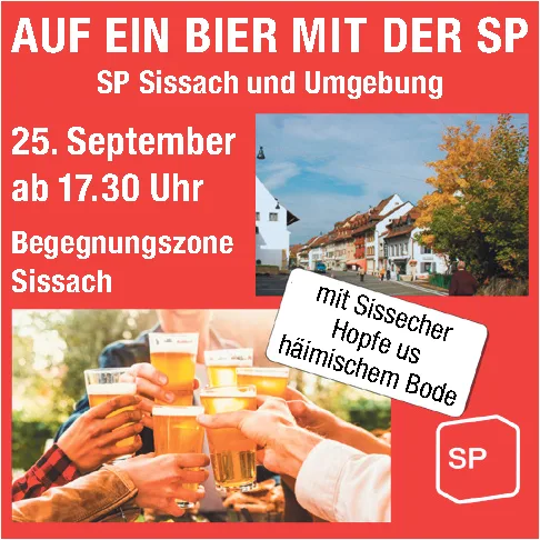 Menschen stossen mit Biergläsern an, im Hintergrund eine Dorfstrasse in Sissach im Herbst.