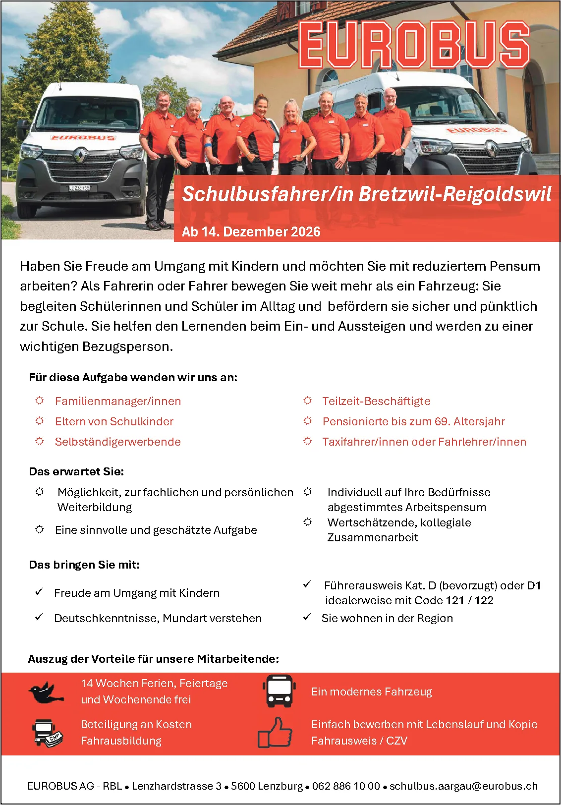 Acht Mitarbeitende in roten Eurobus-Polohemden stehen vor zwei weissen Kleinbussen.