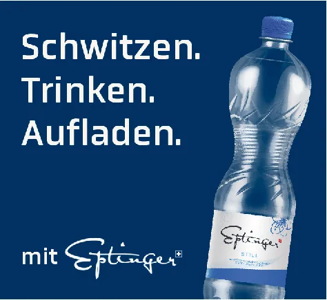 Eine Wasserflasche von Eptinger vor blauem Hintergrund mit dem Text «Schwitzen. Trinken. Aufladen.»
