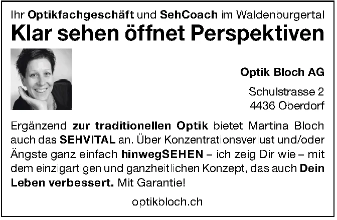 Eine lächelnde Frau mit dunklen Haaren neben Werbetext für ein Optikfachgeschäft.