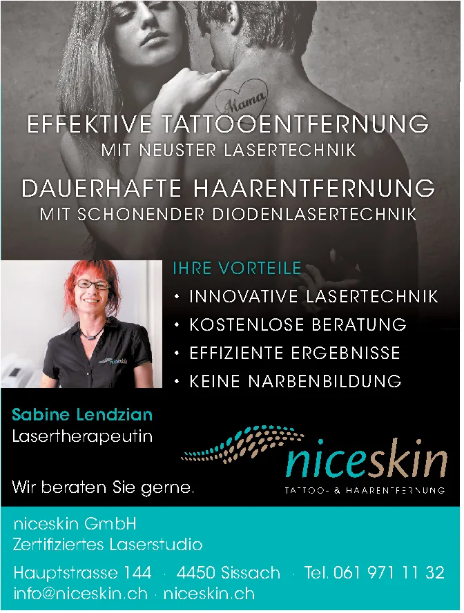 Ein Paar mit sichtbarem Tattoo im Hintergrund, davor Foto einer lächelnden Frau mit rotem Haar