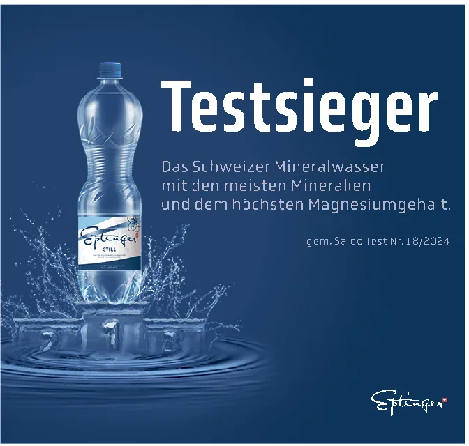 Eine Wasserflasche von Eptinger steht auf einem Podest aus Wassertropfen, umgeben von Spritzwasser.