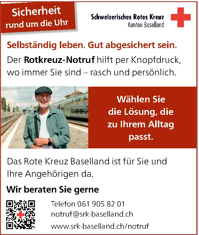 Ein älterer Mann steht lächelnd auf einem Bahnsteig neben einem Zug.