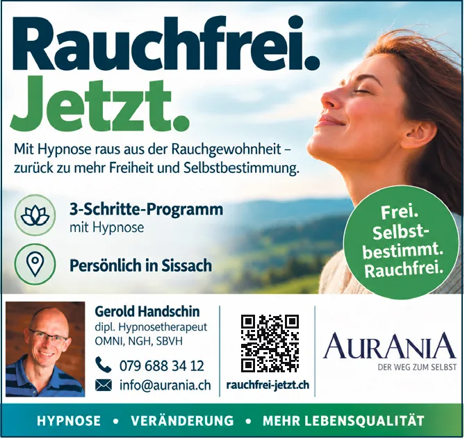 Eine Frau geniesst mit geschlossenen Augen die frische Luft vor einer Berglandschaft.