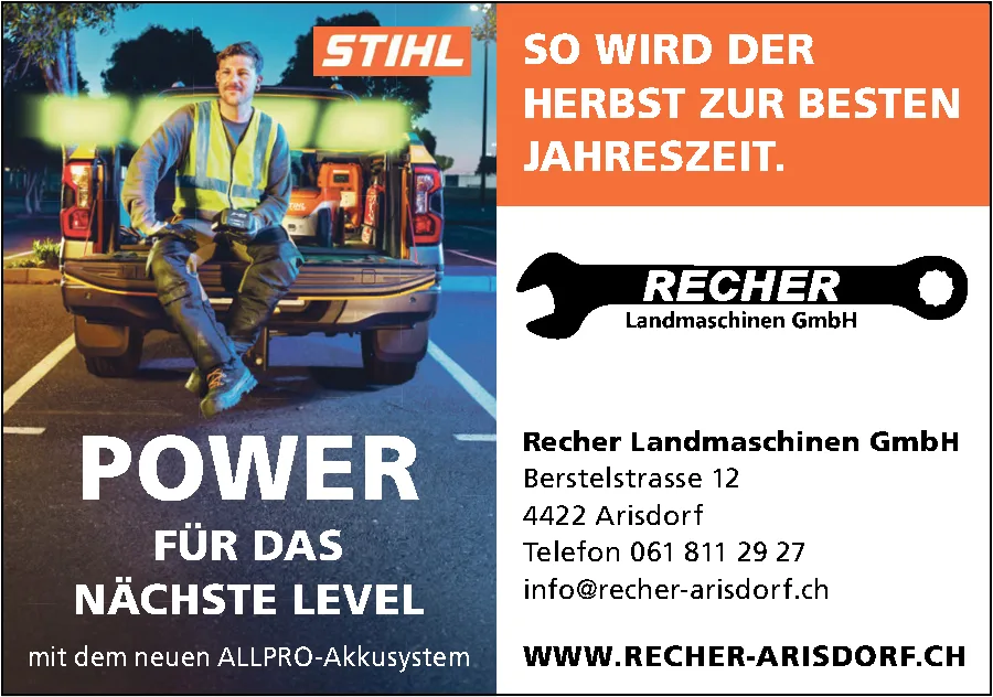 Ein Mann sitzt auf der Ladefläche eines Pickups mit STIHL-Geräten und Werkzeug im Hintergrund.