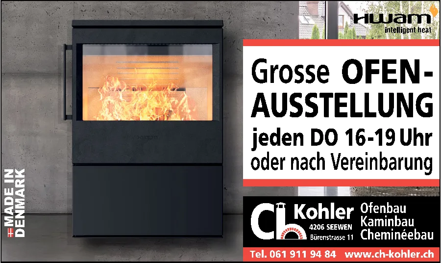 Ein moderner schwarzer Kaminofen mit brennendem Feuer vor einer Betonwand.