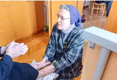 Eine Ordensschwester kümmert sich in Shkoder um eine Patientin.