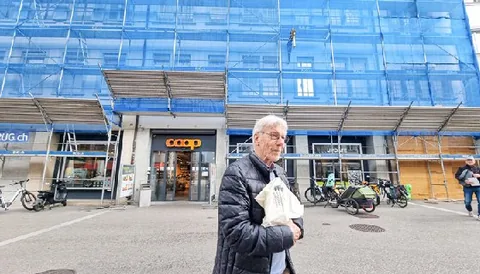 «Eine optische Frechheit»: Den Gerüstvorhang am Stabhofgebäude mag Andreas Rüegg nicht mehr sehen.