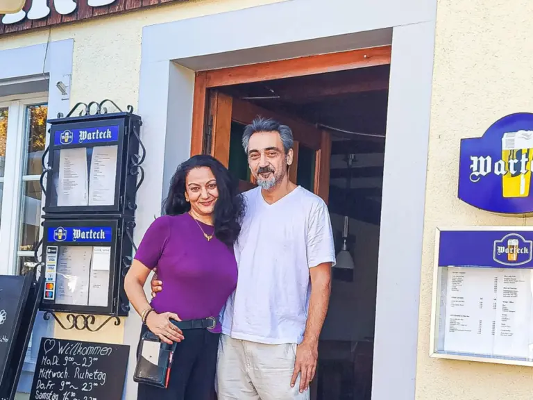 Ein Mann und eine Frau stehen lächelnd im Eingang eines Gasthauses namens Wirtseck.