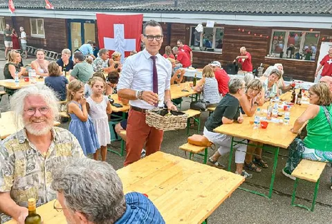 Der Regierungspräsident mischte sich unter die Gäste.