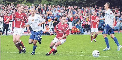 Pius Kaderli (links) 2006 im Zweikampf mit FCB-Stürmer Cristiano.