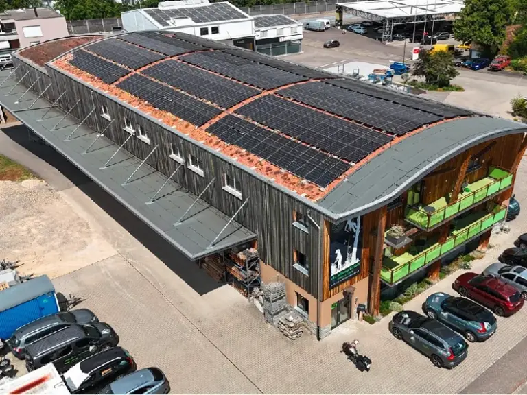 Die Photovoltaikanlage auf dem Firmengebäude der vita arborea GmbH in Itingen trägt wesentlich zur eigenen Stromversorgung bei.