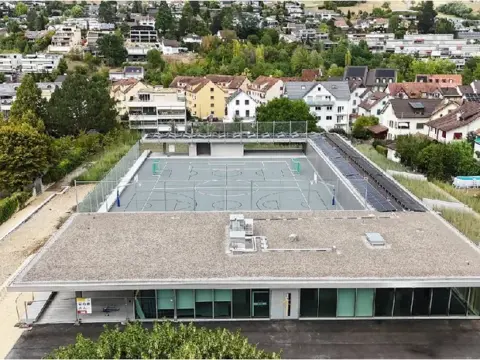 Neben der Dreifachsporthalle bietet der Allwetterplatz auf dem Dach zusätzliche Fläche für Sporttreibende.