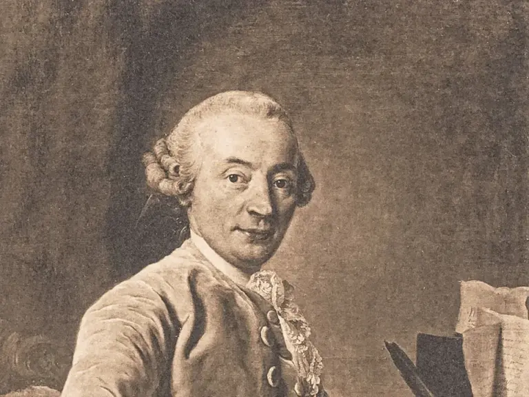 Historisches Gemälde eines Mannes mit gelocktem Haar in Rüschenhemd, sitzend an einem Schreibtisch mit Feder und Papieren.