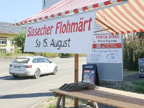 Der Gewerbeverein Sissach wirbt an der Hauptstrasse in Böckten für den morgen stattfindenden Flohmarkt.
