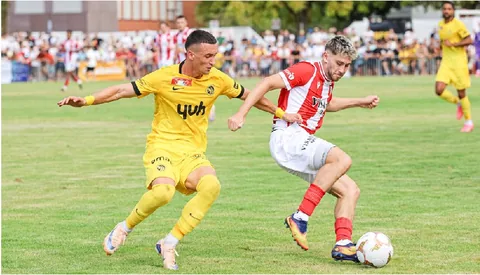Kevin Schreiber (rechts) und der FC Liestal kämpften im Cup-Spiel tapfer gegen die Berner Young Boys.