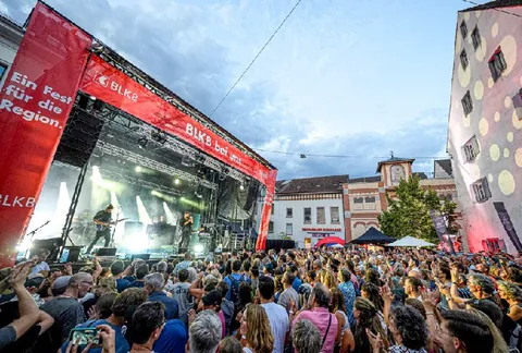 Auf der Bühne beim Alten Zeughaus standen die Baselbieter Band «Les Touristes» und der Singer-Songwriter Zian (Bild).