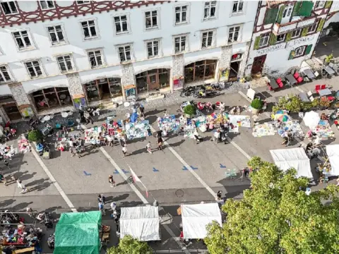 Der Platz vor dem «Cheesmeyer», wo Kinder am Sissacher Flohmarkt am Samstag ihre ausgedienten Spielsachen zum Verkauf boten …