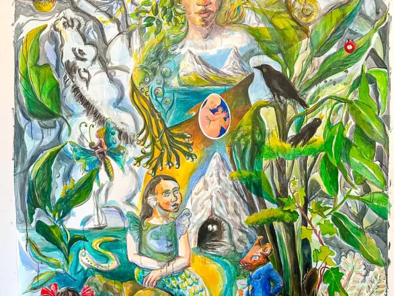Bemaltes Tuch mit mehreren Frauenfiguren, Fabelwesen, Tieren und üppigen Pflanzen in einer fantasievollen Szenerie.