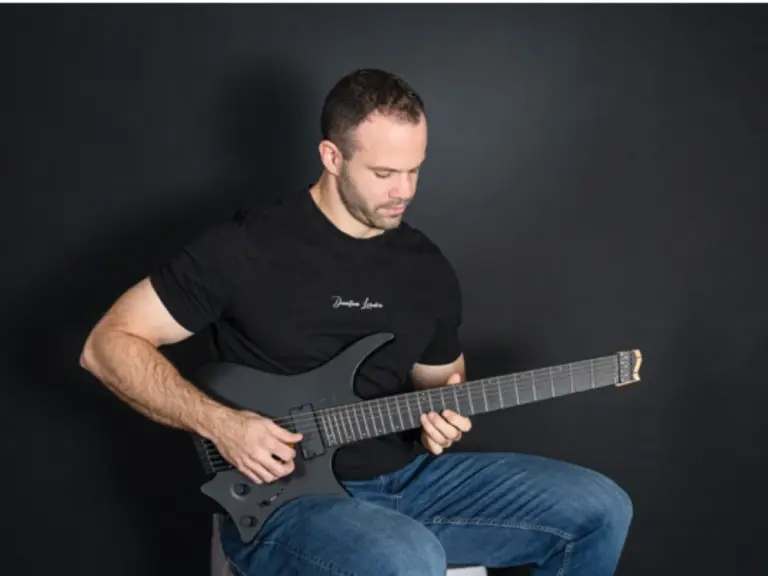 Roman Weber richtet sich in seinem Gitarrenunterricht nach den persönlichen Zielen seiner Schülerinnen und Schüler.