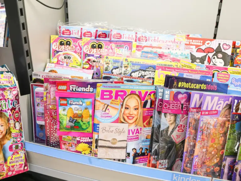 Ein Zeitschriftenregal mit zahlreichen bunten Kinder- und Jugendmagazinen dicht nebeneinander.