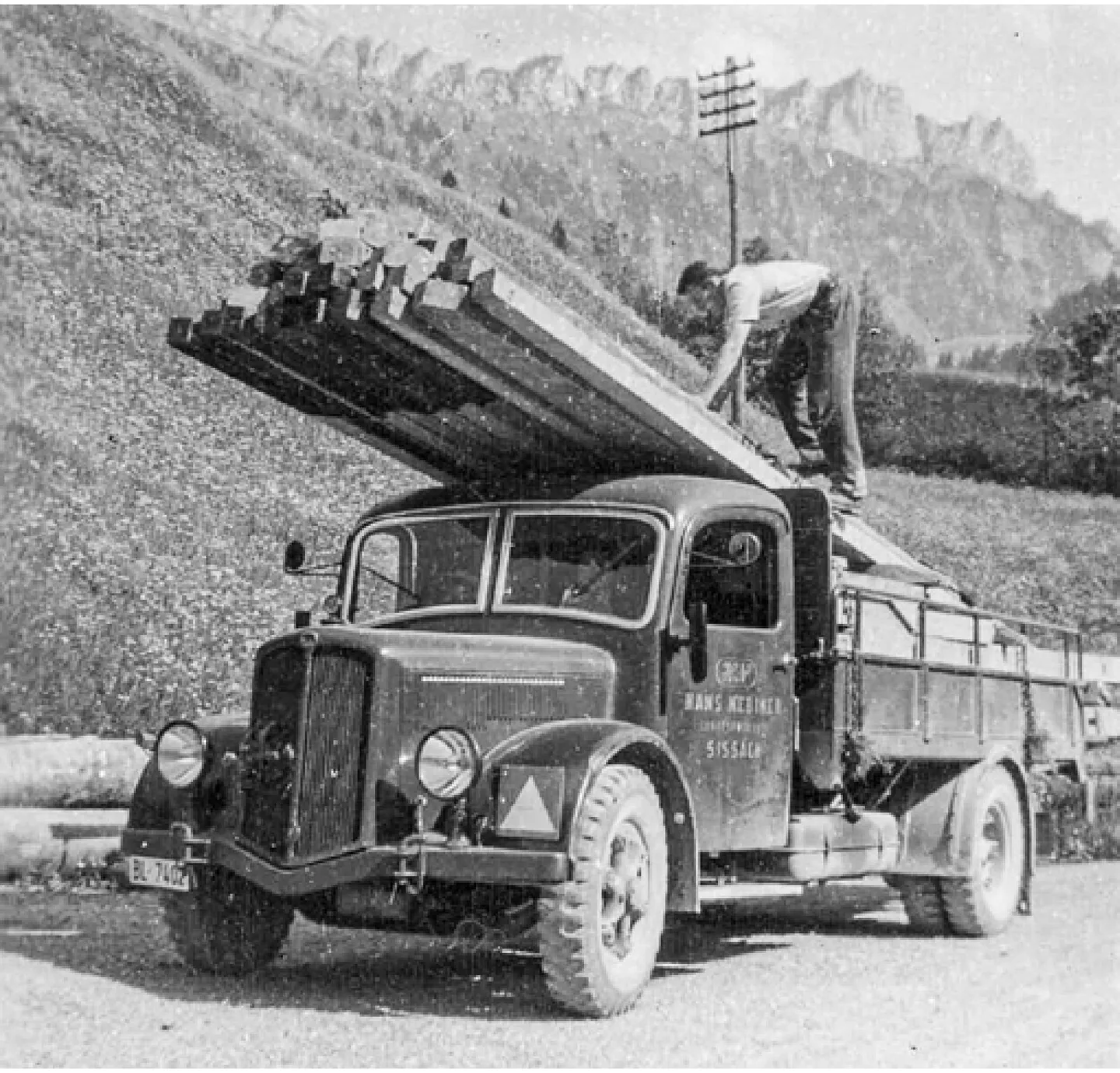 Abtransport der ehemaligen Militärbaracke mit dem -Last-wagen im Jahr 1947 von Sörenberg nach Sissach.