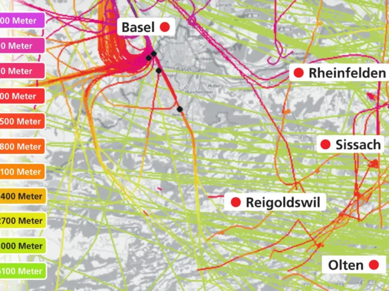 Der Flugverkehr von vorgestern Dienstag: In Flughafennähe verlaufen viele Flugspuren auf rund 900 bis 1200 Metern über Meer …