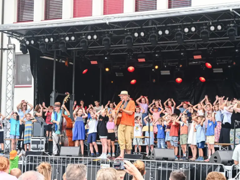 Linard Bardill singt mit «seinen» Kindern auf der Lampenberger Festbühne.