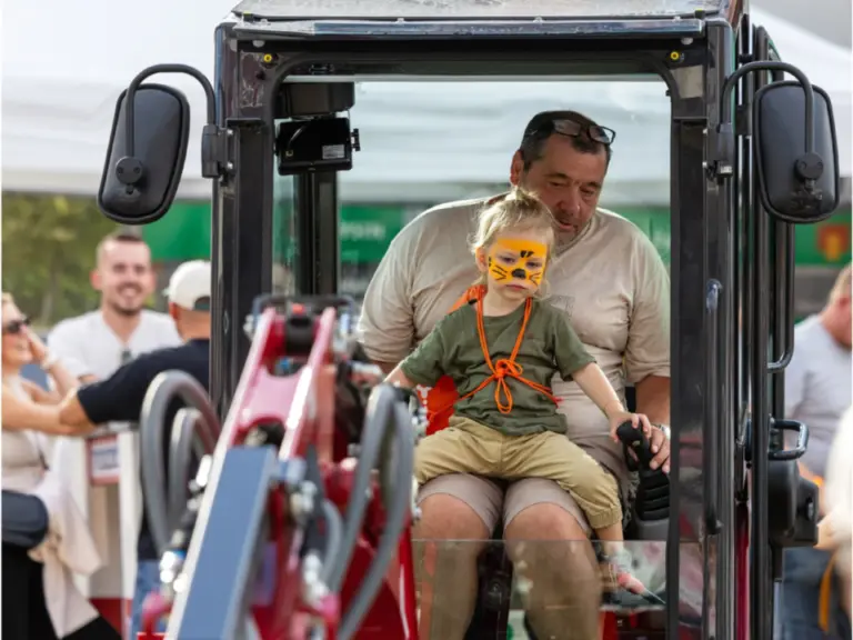 Am zweitägigen Dorffest in Lampenberg konnten sich auch die Kleinsten als Baggerführer versuchen.