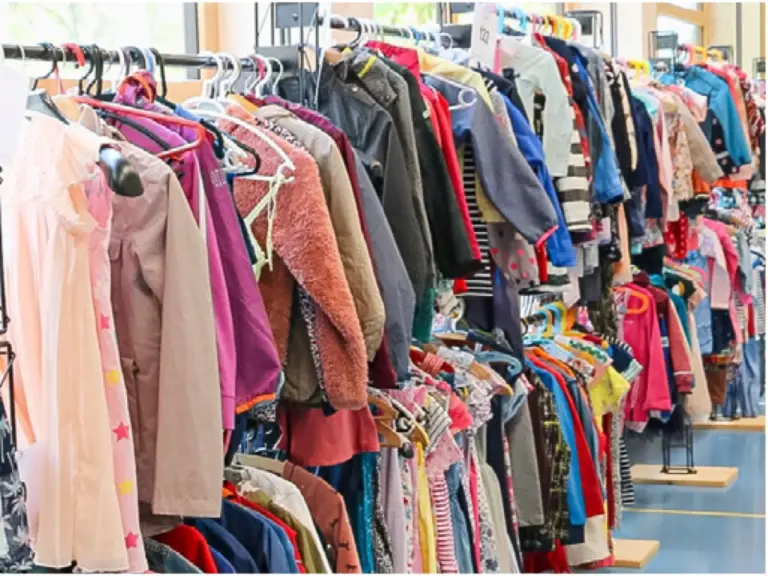 An der Kinderkleiderbörse wartet eine grosse Auswahl an gebrauchten Kleidern auf neue Besitzer.