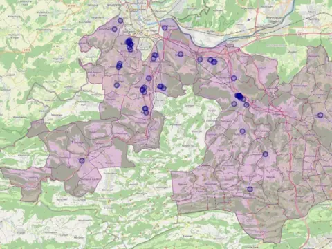 Landkarte mit violett markiertem Gebiet und blauen Punkten, die verteilt über die Region liegen.