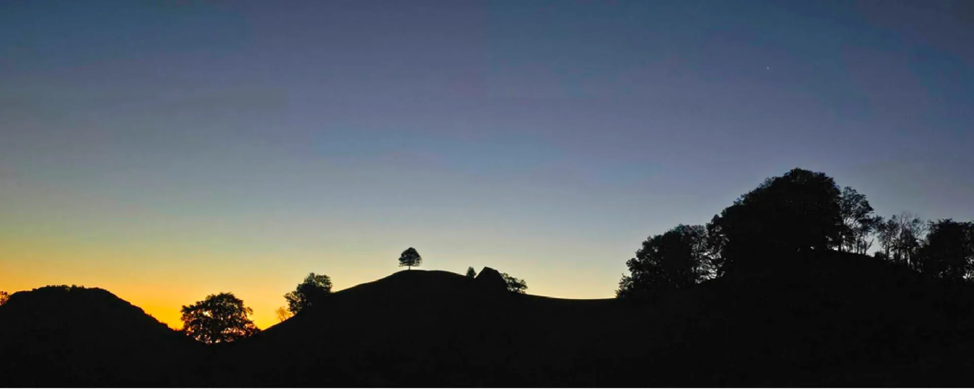 Satrugan Buser aus Gelterkinden hat den erwachenden Tag vor Sonnenaufgang über dem Bölchengebiet foto­