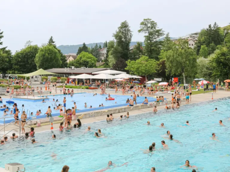 Dank der anhaltend heissen Sommertage waren die Baselbieter Badis, hier Sissach, gut besucht.