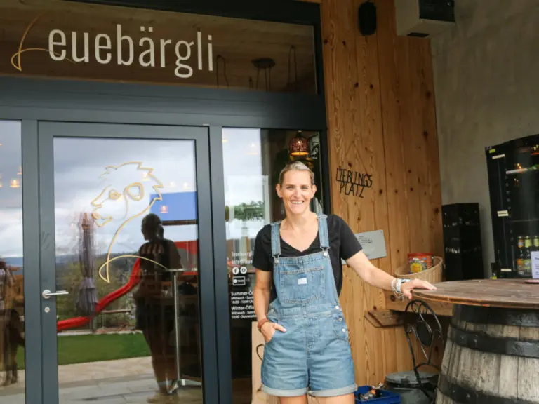 Mirjam Leuenberger, die diesjährige Baselbieter Landfrau, vor ihrem Beizli, dem «Leue ­ Bild Lea Wieser