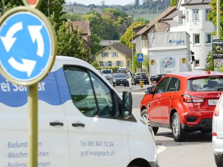 Staupunkt Roseneckkreisel in Gelterkinden: Hier kann die Regierung «keine effektive Ver­ besserung des Verkehrsflusses» in Aussicht stellen.