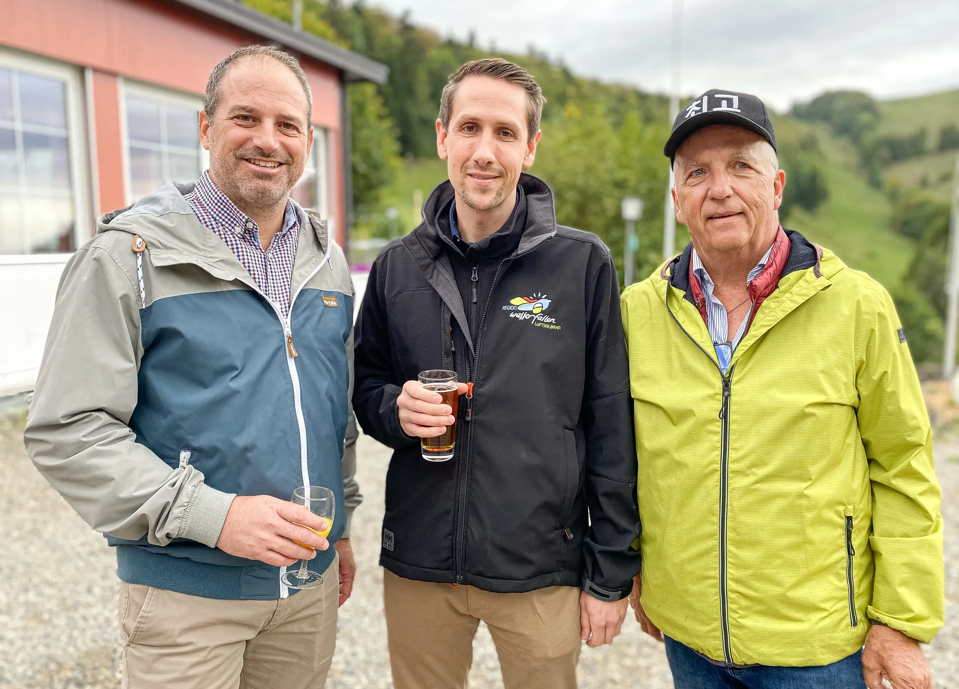 Simon Dürrenberger, Raphael Kissling und Fritz Sutter (von links) freuen sich über das Jubiläum und die Eröffnung eines …