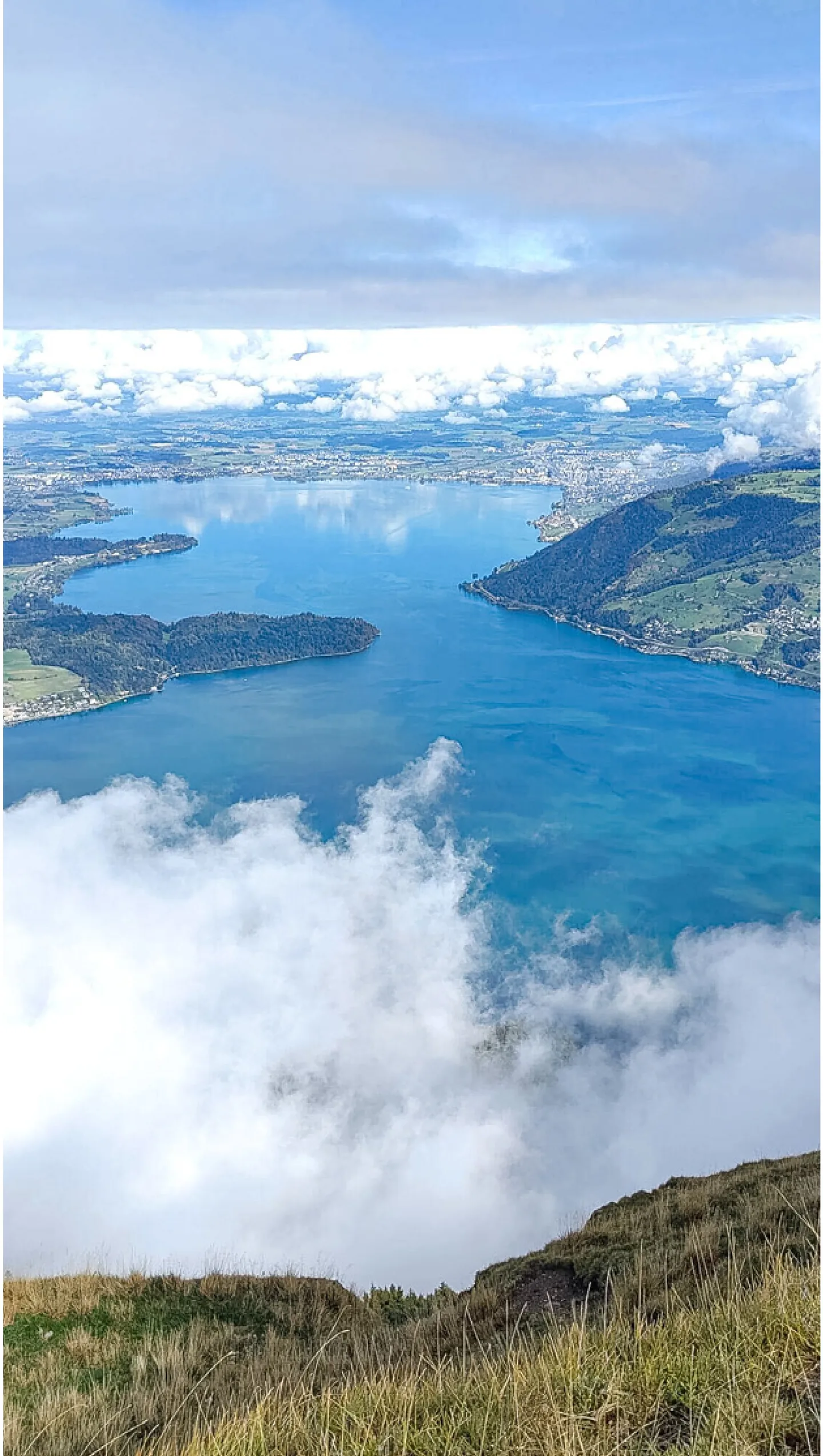 Auf der Rigi geniesst Erna Frey aus Hölstein diese prächtige Herbststimmung hoch über dem Zuger­