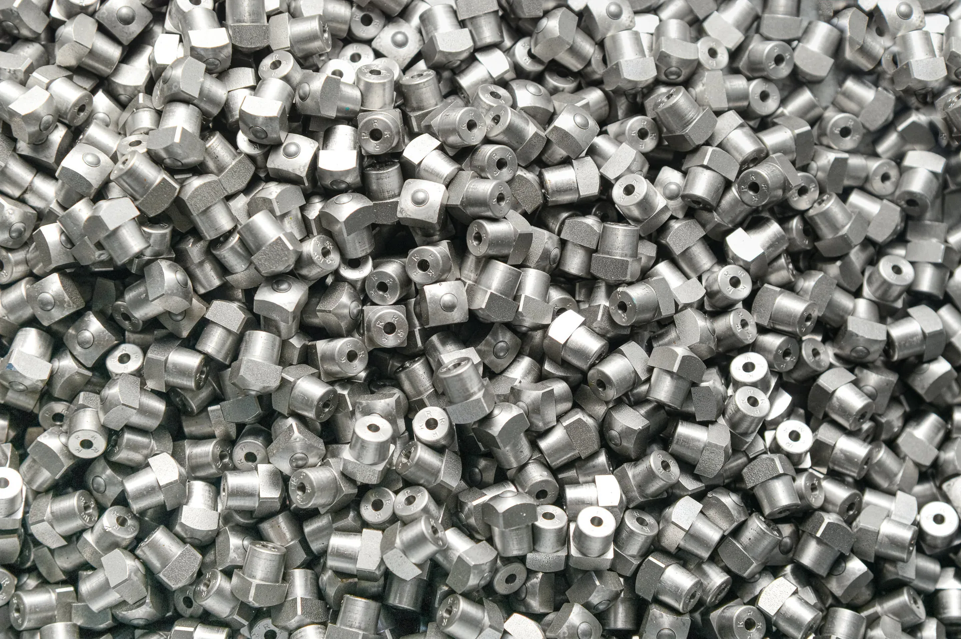 Viele kleine Metallteile aus Aluminium liegen dicht aneinander als Schüttgut.