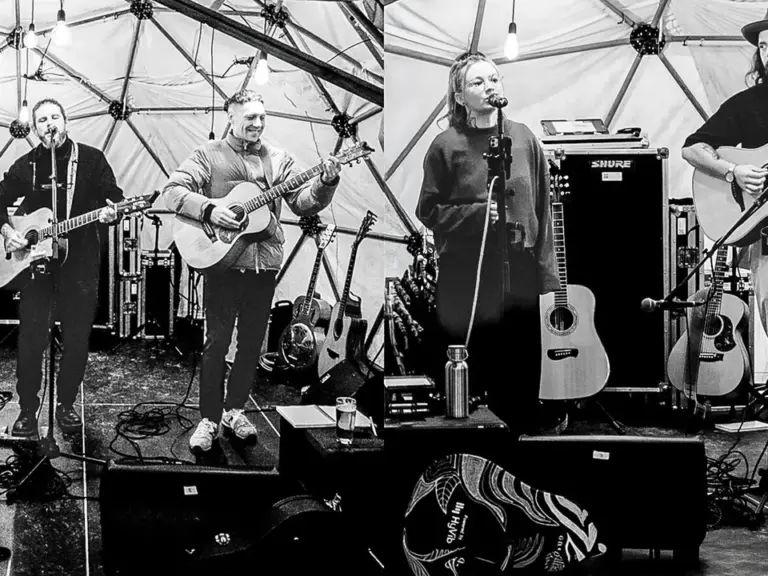 Zwei Musikgruppen spielen mit Gitarren unter einem geodätischen Zeltdach auf einer Bühne, Schwarzweissfotos.